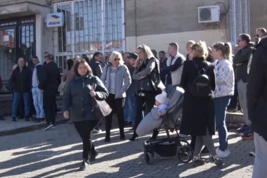 PROSVETNI RADNICI U ŠTRPCU U REDU ISPRED POŠTE: Naše zarade su uplaćene, ali ne možemo da ih podignemo (VIDEO)