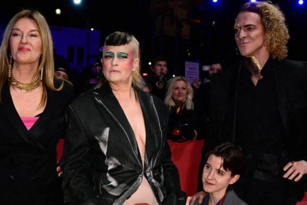 NALEPNICA NA INTIMI I DLAKAVO MEĐUNOŽJE: Kada je ZADIGLA kaput na crvenom tepihu, prisutni "PALI" od prizora (FOTO)