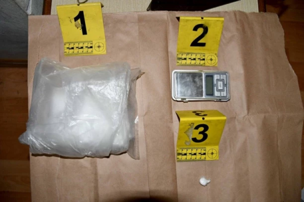 ZAPLENA DROGE U BEOGRADU! Policija pretresla ceo stan i pronašla ovo! (FOTO)