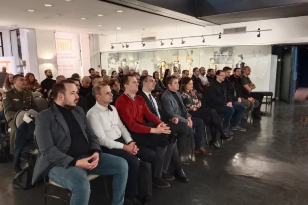 PRVA TRIBINA PROJEKTA "HEROJI NISU SAMI": Da se ne zaborave Košare i Paštrik! (FOTO)