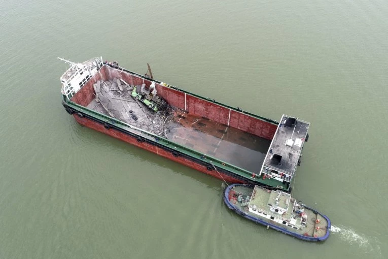 BROJ NASTRADALIH SVE VEĆI! Tragedija nad Bisernom rekom u Kini: Pet žrtava nakon stravičnog udarca teretnog broda u most! (VIDEO)