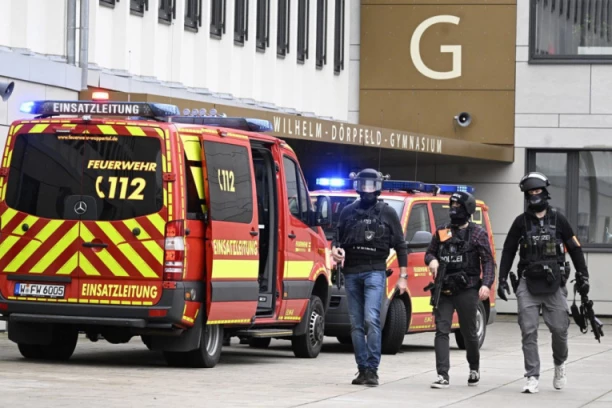 NOVI DETALJI NAPADA U VUPERTALU: Učenik koji je izbo drugare pronađen kako sedi u lokvi krvi, sumnja se da je mentalno oboleo! (FOTO/VIDEO)