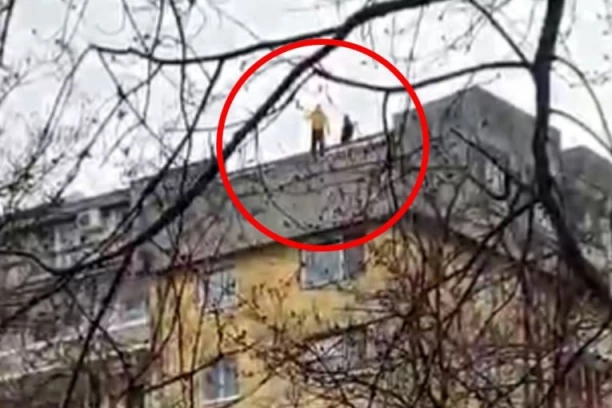 DRAMA U SUBOTICI: Muškarac stoji na ivici krova zgrade i preti da će skočiti - POLICIJA PREGOVARA SA NJIM! (VIDEO)