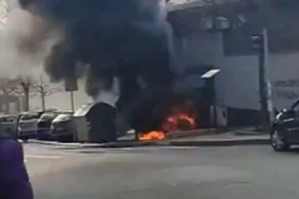 UGAŠEN POŽAR NA CVETNOM TRGU! Planuo podzemni kontejner, uplašeni građani pozvali vatrogasce! (VIDEO)