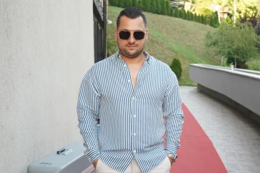 POZNATI PEVAČ DOBIO PETO DETE: Nasledniku dao neobično ime, procurila prva fotka iz PORODILIŠTA! (FOTO)