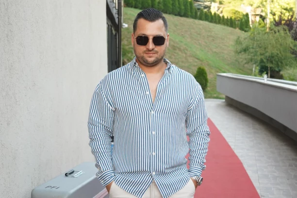 POZNATI PEVAČ DOBIO PETO DETE: Nasledniku dao neobično ime, procurila prva fotka iz PORODILIŠTA! (FOTO)