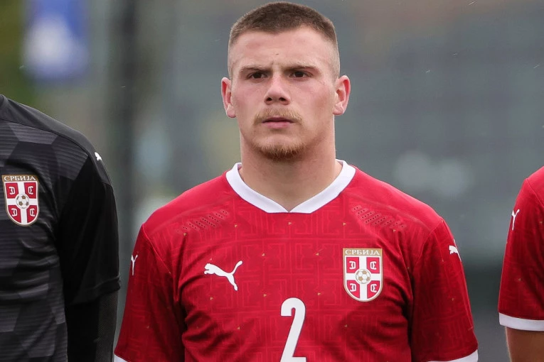 NIŠTA OD OČEKIVANOG POJAČANJA: Fudbaler Zvezde u poslednjem trenutku promenio destinaciju - već je predstavljen u crno-belom dresu novog kluba! (FOTO GALERIJA)