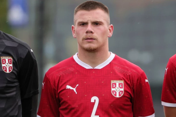 NIŠTA OD OČEKIVANOG POJAČANJA: Fudbaler Zvezde u poslednjem trenutku promenio destinaciju - već je predstavljen u crno-belom dresu novog kluba! (FOTO GALERIJA)