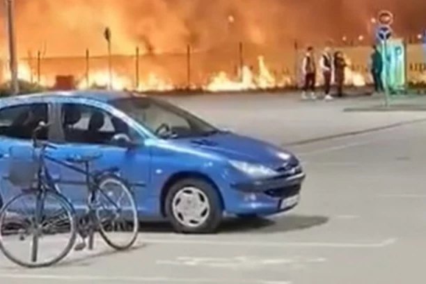 POŽAR U SOMBORU: Vatra i dim vidljivi sa velike razdaljine (VIDEO)