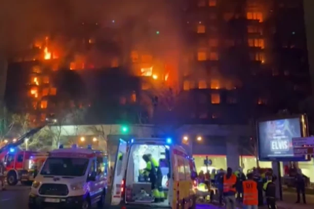 JEZIVA TRKA ZA ŽIVOTE U ŠPANIJI! Najmanje 4 osobe poginule, 14 povređeno, 19 nestalo u požaru u zgradi u Valensiji! SOLITER PLANUO KAO DA JE OD PAPIRA! (VIDEO/FOTO)