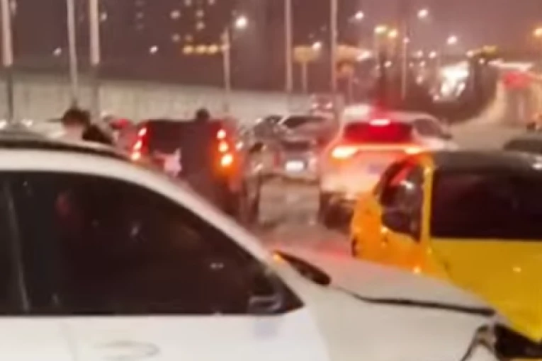 LANČANI SUDAR U TUNELU KOD OSTRUŽNICE: Očekuju se policija i Hitna pomoć!