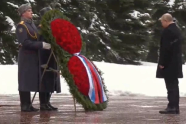 ''NASTAVLJAMO SVOJU TRADICIJU'' Rusija obeležava Dan branioca otadžbine: Putin položio venac na Grob neznanog junaka (VIDEO)