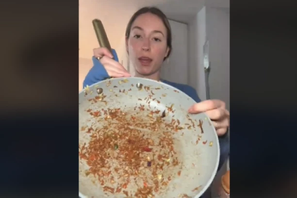 SIPALA JE NA ZAGORELI TIGANJ OVO I OSTALA ZATEČENA: Nije znala da ovaj KUĆNI SASTOJAK tako dobro radi posao, SVI ga već imate (VIDEO)