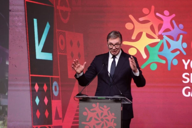 SAMO SE BORITE, DECO! Predsednik na ceremoniji proglašenja ambasadora Sportskih igara mladih! VELIKA ČAST PRIPALA ČUVENOM FUDBALERU!