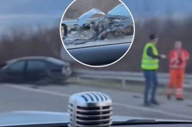 STRAVIČNA SAOBRAĆAJNA NEZGODA NA AUTOPUTU: Automobil u potpunosti uništen, delovi rasuti po putu! (VIDEO)