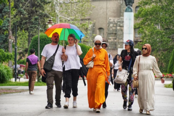 TURISTI ĆE POLUDETI OD BESA: Vlast podiže ogradu kod najboljeg mesta za fotografisanje SIMBOLA ZEMLJE! Razlog je samo jedan