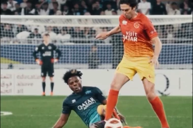 ZAR SE OVAKO ODNOSI PREMA OSVAJAČU ZLATNE LOPTE? Kontroverzni jutjuber mu uklizao sa OBE noge u ZGLOB, pa davao savete VENGERU! (VIDEO)