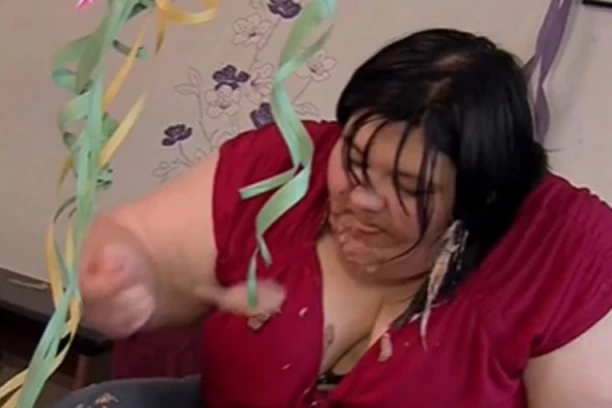 PRIPAŠĆE VAM MUKA: Spremala je ćerki tortu za rođendan, a onda je izmešala 4 kilograma OVOGA i pojela sama, prvi gost je zatekao u strašnom stanju (FOTO)