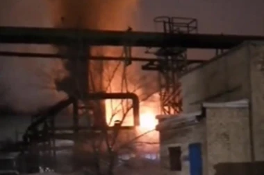 UKRAJINCI NA DVOGODIŠNJICU RATA NAPALI RUSE: Goreo kombinat, vatrogasci celu noć gasili požar (VIDEO)