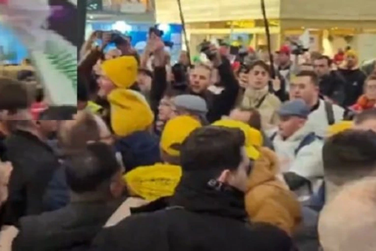 POLJOPRIVREDNICI UPALI NA SAJAM I POLETELI NA PREDSEDNIKA! Obezbeđenje zaustavilo obračun, a evo šta su želeli da urade (VIDEO)