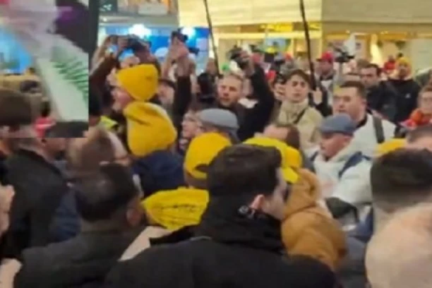 SUKOB NA PROTESTU, POLICAJCE GAĐALI POMORANDŽAMA I GUMAMA: Demonstranti probili kordon, umalo da dođe do krvoprolića