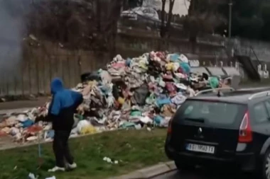 DRAMA NA MEDAKOVIĆU! Zapalilo se smeće u kamionu, pa je istovareno na ulicu!