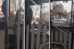 "ZVAĆEMO POLICIJU" ! ŽESTOK OKRŠAJ U GRADSKOM PREVOZU: Automobilom jurili autobus pa padale teške uvrede i reči (VIDEO)