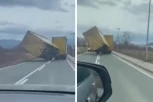 VETAR ODUVAO PRIKOLICU ŠLEPERA, VOZAČ JEDVA OBUZDAO KAMION: Jeziv snimak kruži društvenim mrežama (VIDEO)