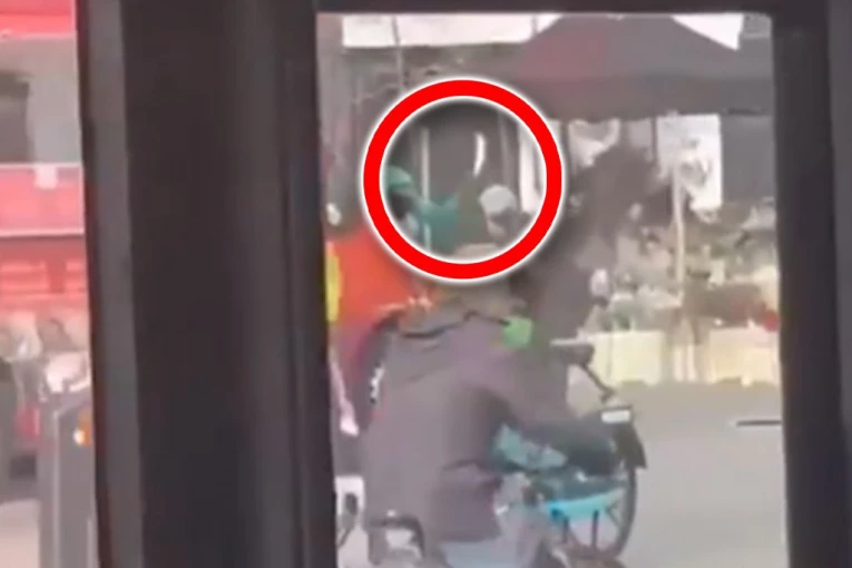 ŠOKANTNI SNIMAK MLADIĆA SA MAČETAMA USRED CENTRA GRADA: Prolaznici su bili u šoku dok je trajala makljaža (FOTO)