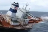 SVETU PRETI NEVIĐENA KATASTROFA, NAFTA CURI NA SVE STRANE! Huti raketirali brod u Crvenom moru! (VIDEO)