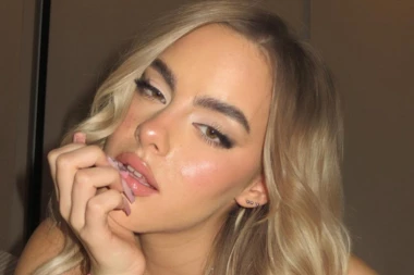 NAŠA JEDVA PUNOLETNA PEVAČICA SE SLIKA POLUGOLA: Mora da pita mamu i tatu za dozvolu! HIT (FOTO)