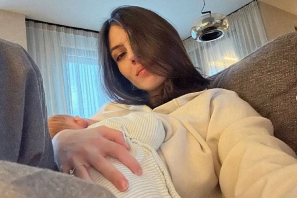 PRVE SLIKE BIKOVIĆEVE ŽENE SA SINOM: Mama i sin napravili "selfi", prizor dira pravo u srce (FOTO)