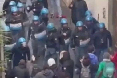 ŠOKANTNI SNIMCI: Nasilni obračun italijanske policije sa demonstrantima srednjoškolcima izazvao haos (VIDEO)