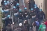 ŠOKANTNI SNIMCI: Nasilni obračun italijanske policije sa demonstrantima srednjoškolcima izazvao haos (VIDEO)