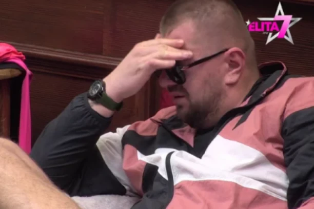 UZNEMIRUJUĆE SCENE U JANJUŠEVOM PORODIČNOM DOMU! Njegov otac se raspada od tuge, jedan detalj bukvalno KIDA DUŠU!