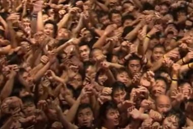 GOLI LJUDI ŠETALI NA SVE STRANE, PRVI PUT SE SKINULE I ŽENE: Snimci obišli svet (VIDEO)