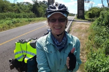 BICIKLOM STARIM 40 GODINA, SA 5 EVRA U DŽEPU KRENULA NA PUT OKO SVETA: Evo kako je bivša profesorka književnosti iz Srbije postala svetska atrakcija (FOTO)
