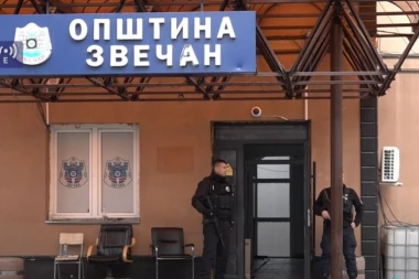 KFOR SE POVUKAO, VIŠE NIJE ISPRED OPŠTINE ZVEČAN: Ostajemo u području, sprovodićemo redovne patrole