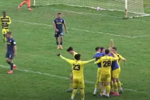 JEDNA LASTA NE ČINI PROLEĆE, ALI "KANARINCI" NAGOVEŠTAJ DAJU: Novosađani ne mare za romantiku - zaljuljala se tvrđava sa stare Karaburme!