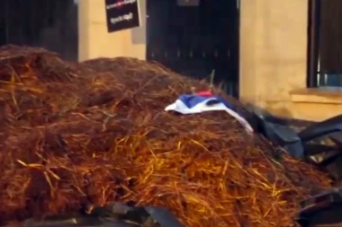 DOM RUSKOG AMBASADORA U POLJSKOJ POD OPSADOM: Demonstranti bacili dve tone đubriva, traže proterivanje diplomata!