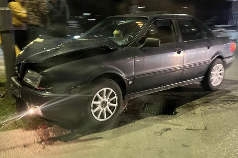 DRAMATIČAN UDES U ČAČKU: Mladići od 16 i 19 godina hitno prevezeni u bolnicu nakon sudara vozila! (FOTO)