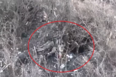 UŽASAVAJUĆI SNIMAK: Ruski vojnici bez milosti ubijaju ukrajinske zarobljenike!