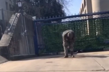 (UZNEMIRUJUĆ SNIMAK) AMERIČKI VOJNIK SE SPALIO ISPRED AMBASADE IZRAELA! Sve vreme uzvikivao jedno!