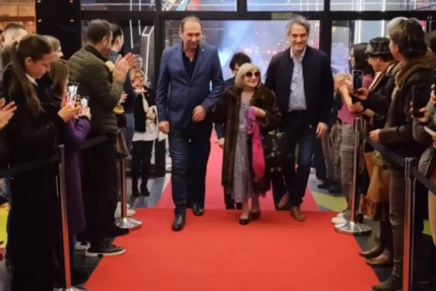 PETA NAJSTARIJA GLUMICA NA SVETU NA 52. FESTU! Naša diva se poklonila publici, nagrađena OVACIJAMA! (FOTO)