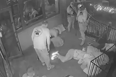 PUTINOVI PLAĆENICI NAPRAVILI HAOS NA KRIMU: Pijani ruski vojnici upali u kafić pucali na ljude i tukli ih palicama, javnost u šoku (VIDEO)