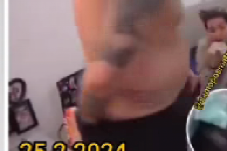 Marko Janjušević Janjuš zavlači ruke u gaće