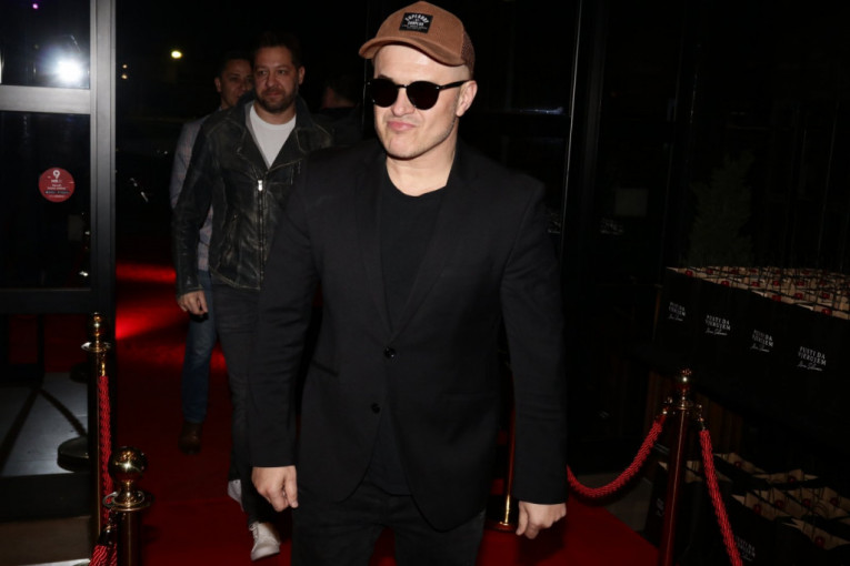 BIVŠI MUŽ JOVANE PAJIĆ JEDNIM POTEZOM PODIGAO PRAŠINU: Osvanuo snimak sa novom devojkom, nećete verovati u kakvoj su akciji!