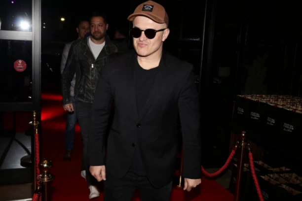 BIVŠI MUŽ JOVANE PAJIĆ JEDNIM POTEZOM PODIGAO PRAŠINU: Osvanuo snimak sa novom devojkom, nećete verovati u kakvoj su akciji!