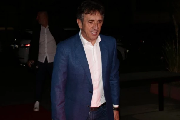 STIGLO ZVANIČNO SAOPŠTENJE SA "GRANDA"! Kolege vidno zabrinute - evo da li će Žika Jakšić VODITI FINALE MUZIČKOG TAKMIČENJA!