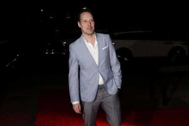 KOMŠIJE RASKRINKALE PEĐU JOVANOVIĆA: Pevač se po treću put pomirio sa suprugom - evo kako funkcionišu!